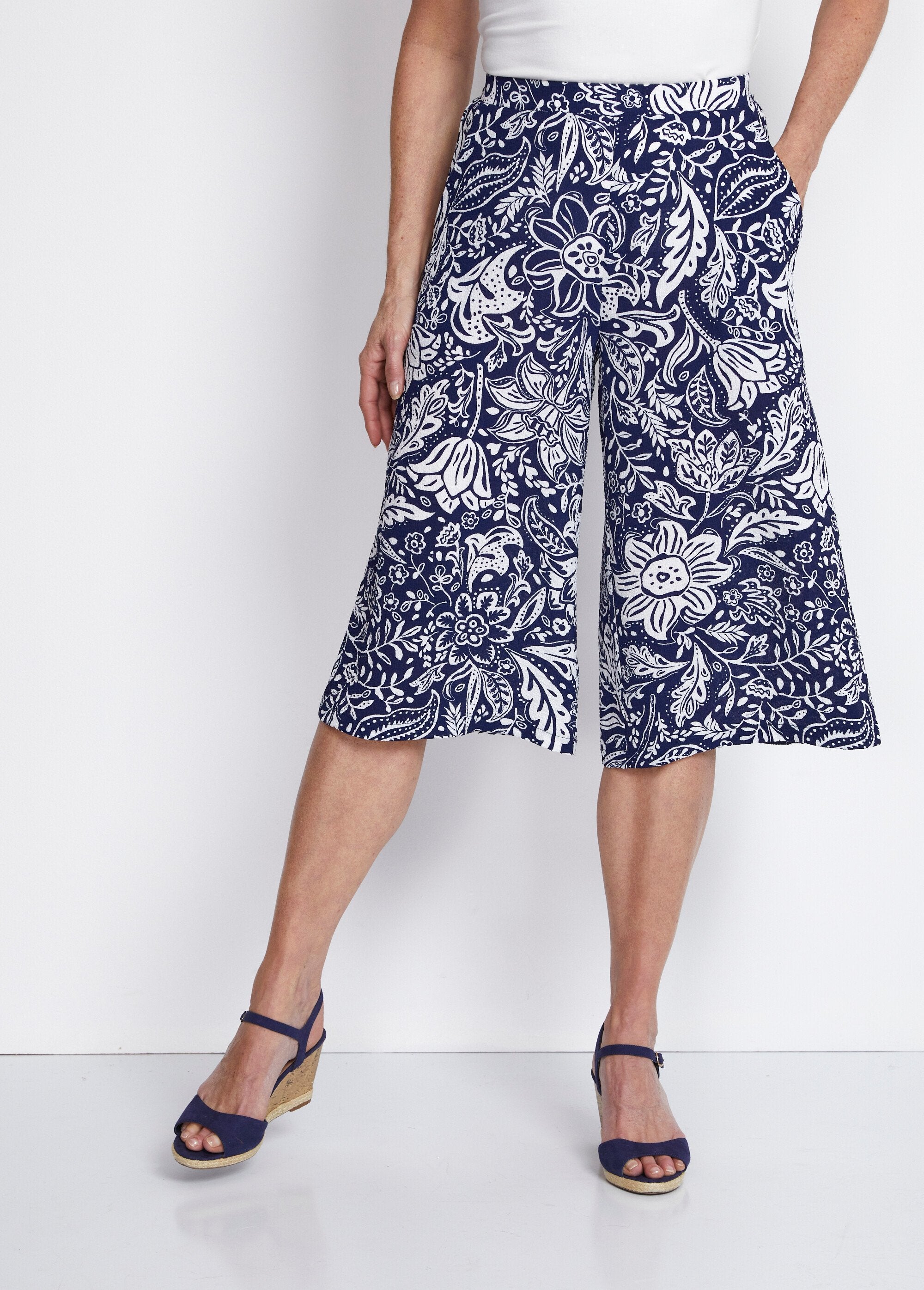 Culottes_with_elasticated_waist_and_embossed_fabric_Blue_and_white_FA1_slim