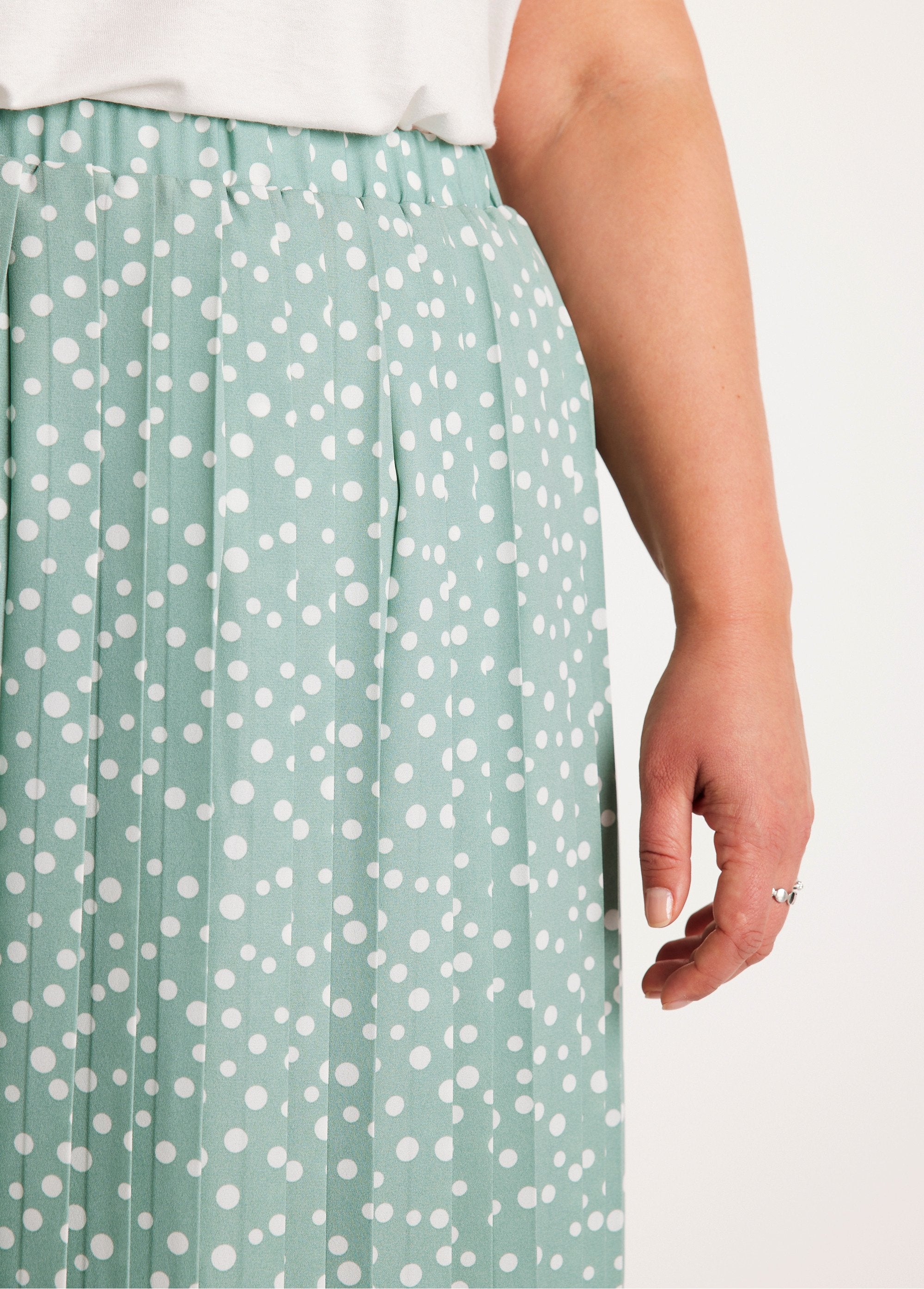 Long_pleated_polka_dot_print_skirt_Mint_and_white_DE1_curvy