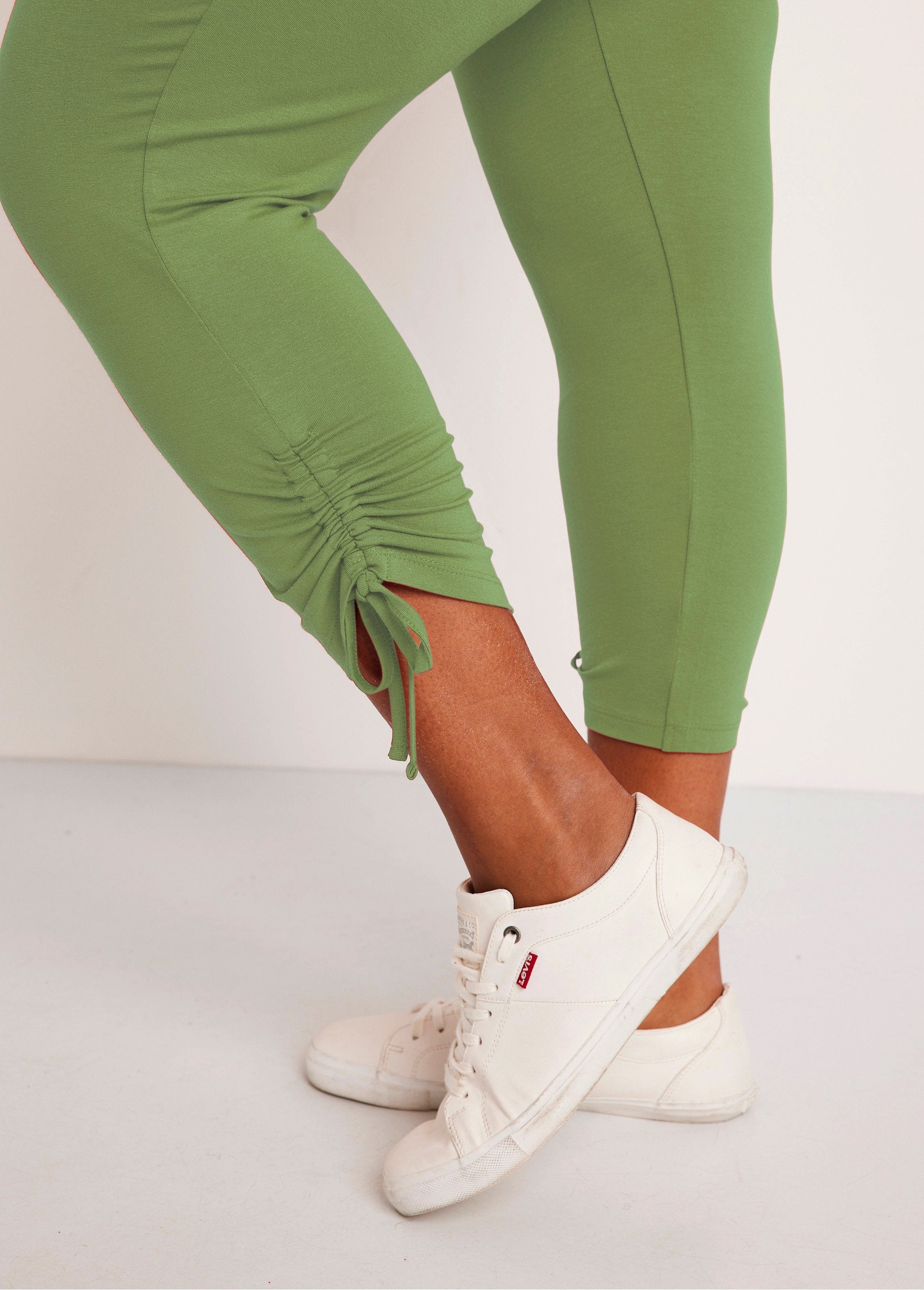 Short_leggings_with_elasticated_waistband_Plain_lime_DE1_curvy