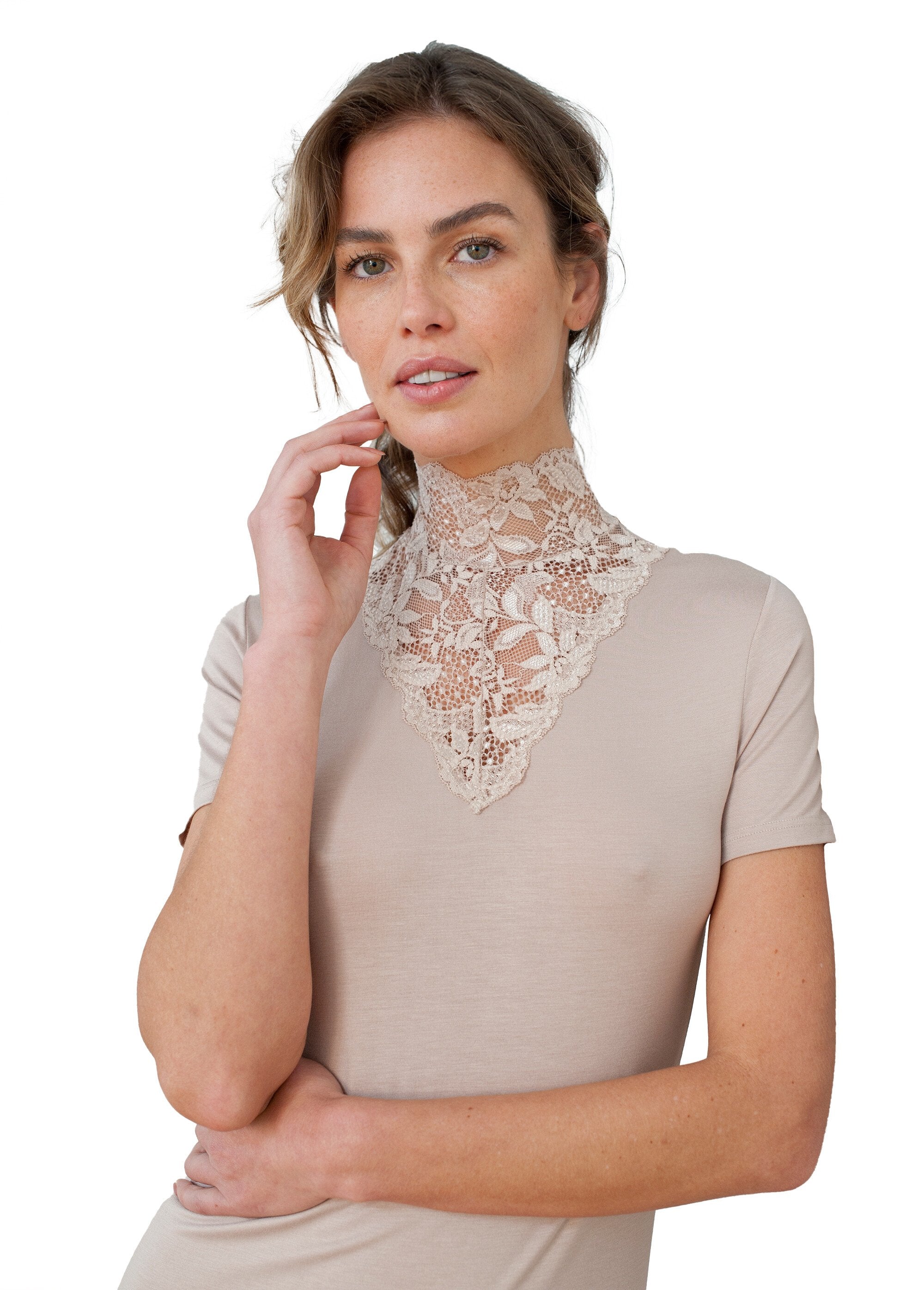 Short-sleeved_high-neck_lace_undershirt_Mole_DE1_slim