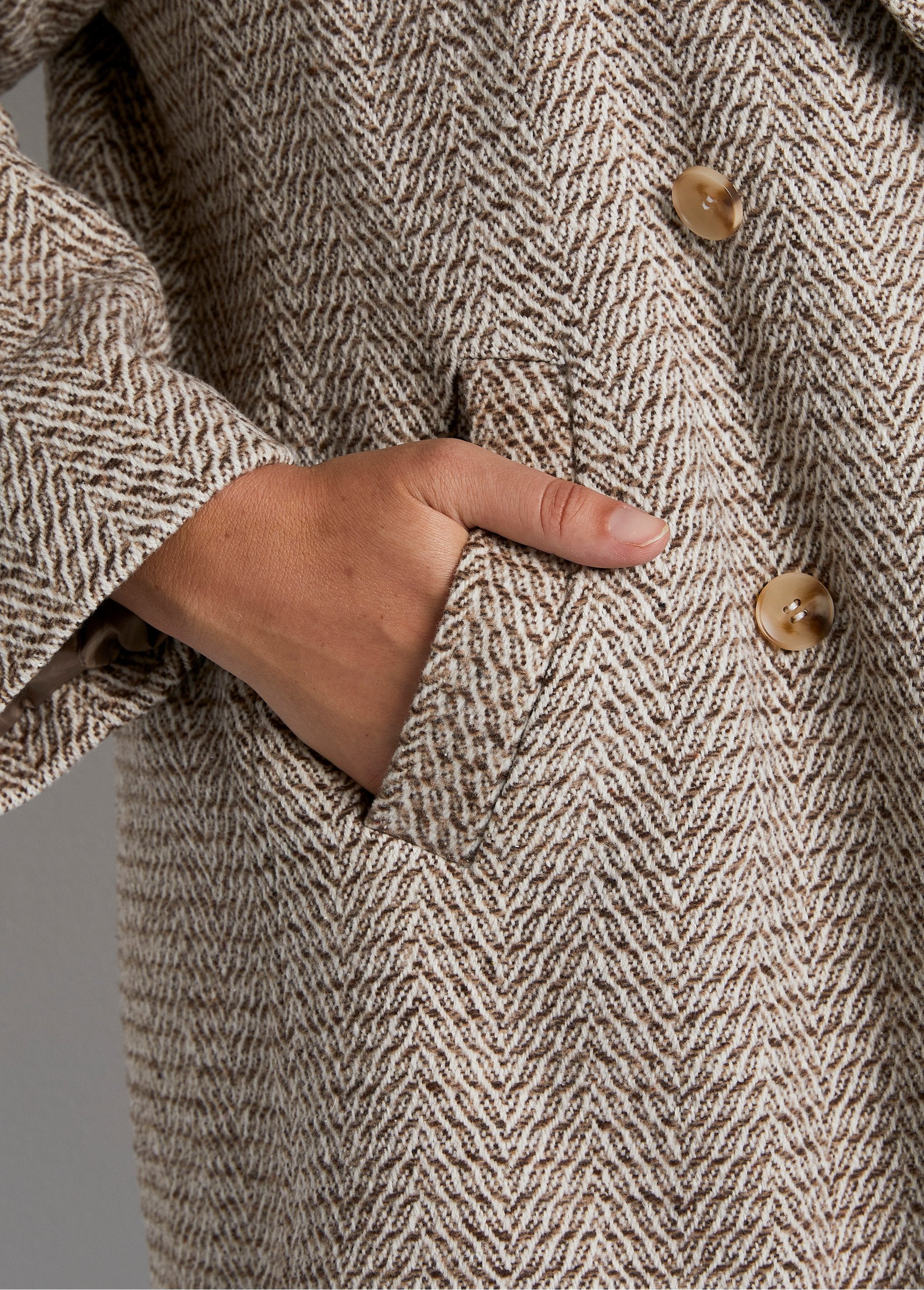 Mid-length_herringbone_coat_Beige_DE2_curvy