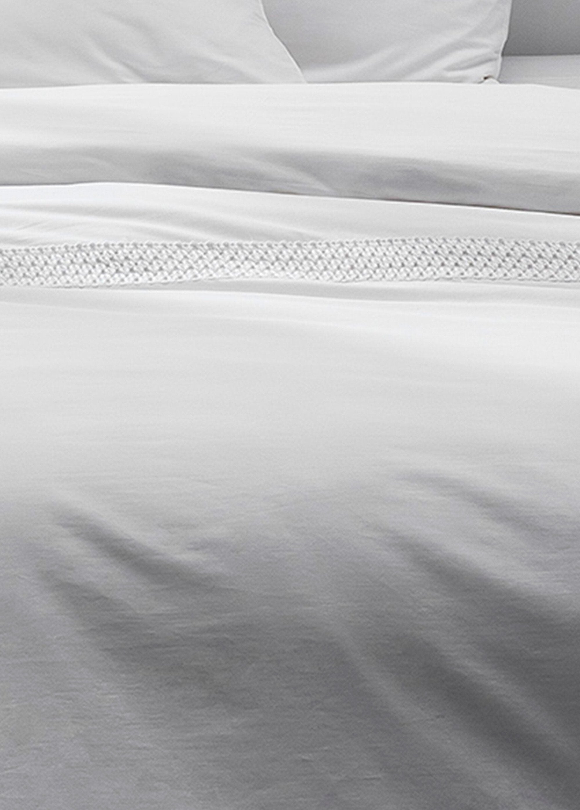 Percale_cotton_bedding_set_with_macramé_details_Chalk_DE1_slim