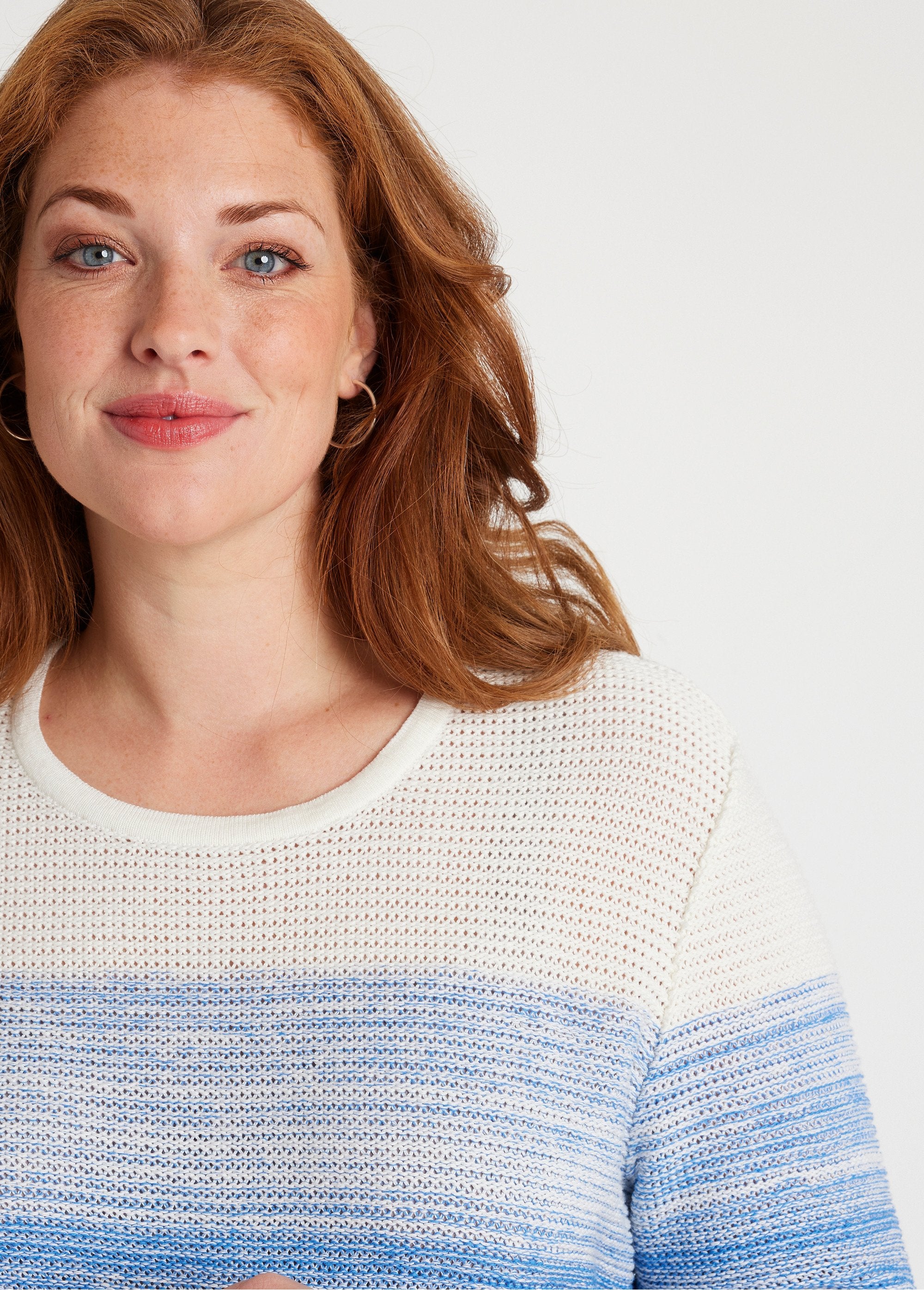 Soft_3/4_sleeve_cotton_sweater_White_and_blue_DE1_curvy