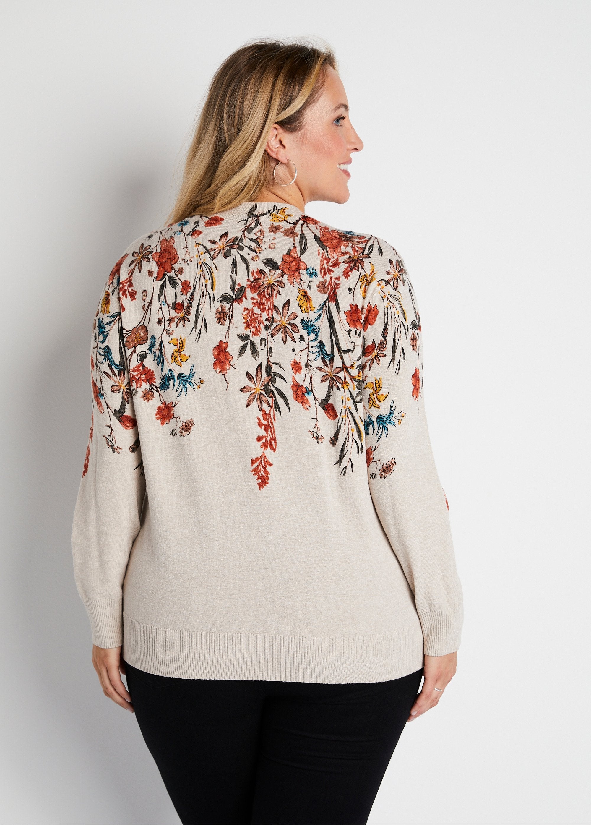 Printed_sweater_with_high_neck_rhinestones_Beige_background_DO1_curvy