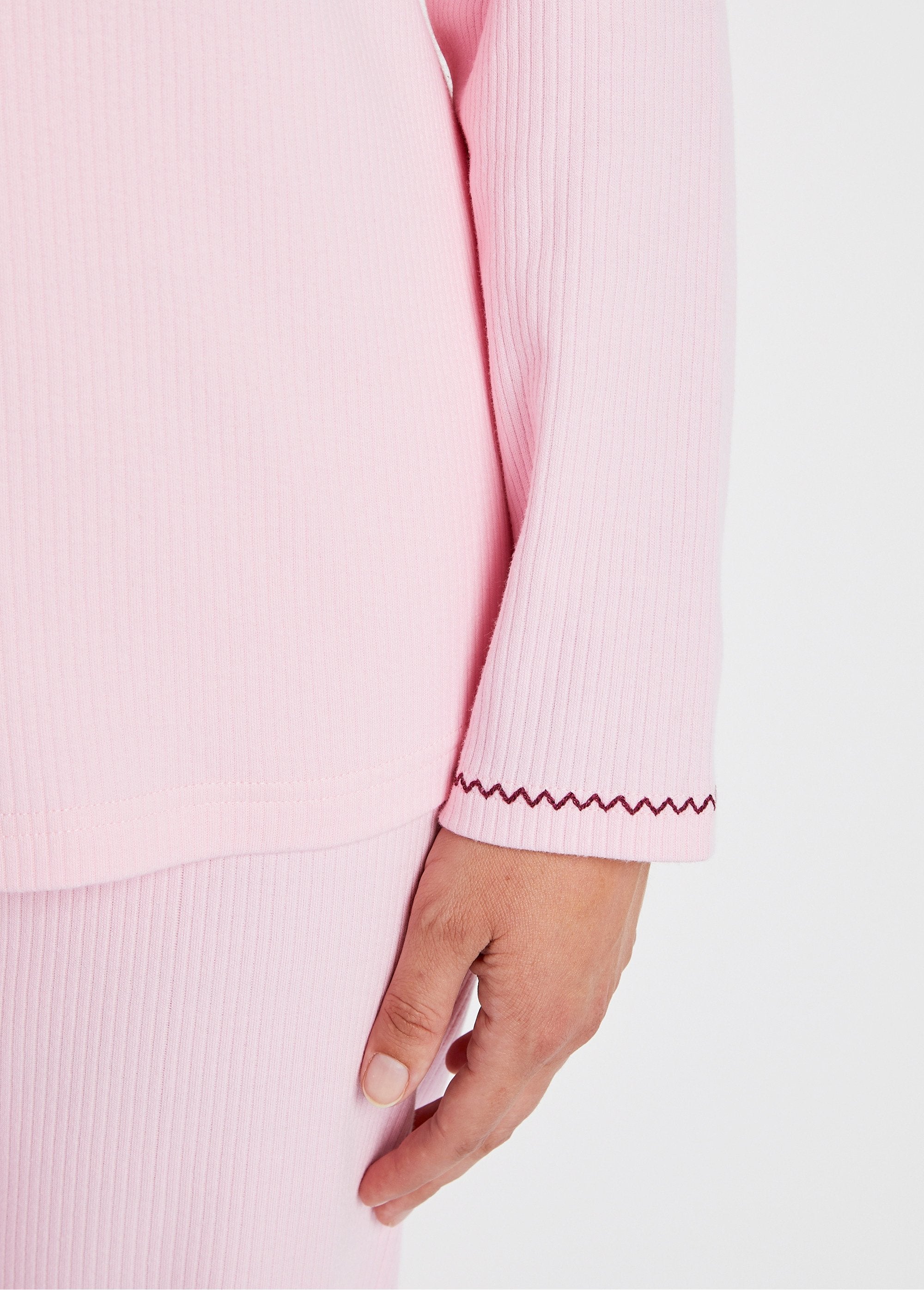 Embroidered_pajamas_Pink_DE2_curvy