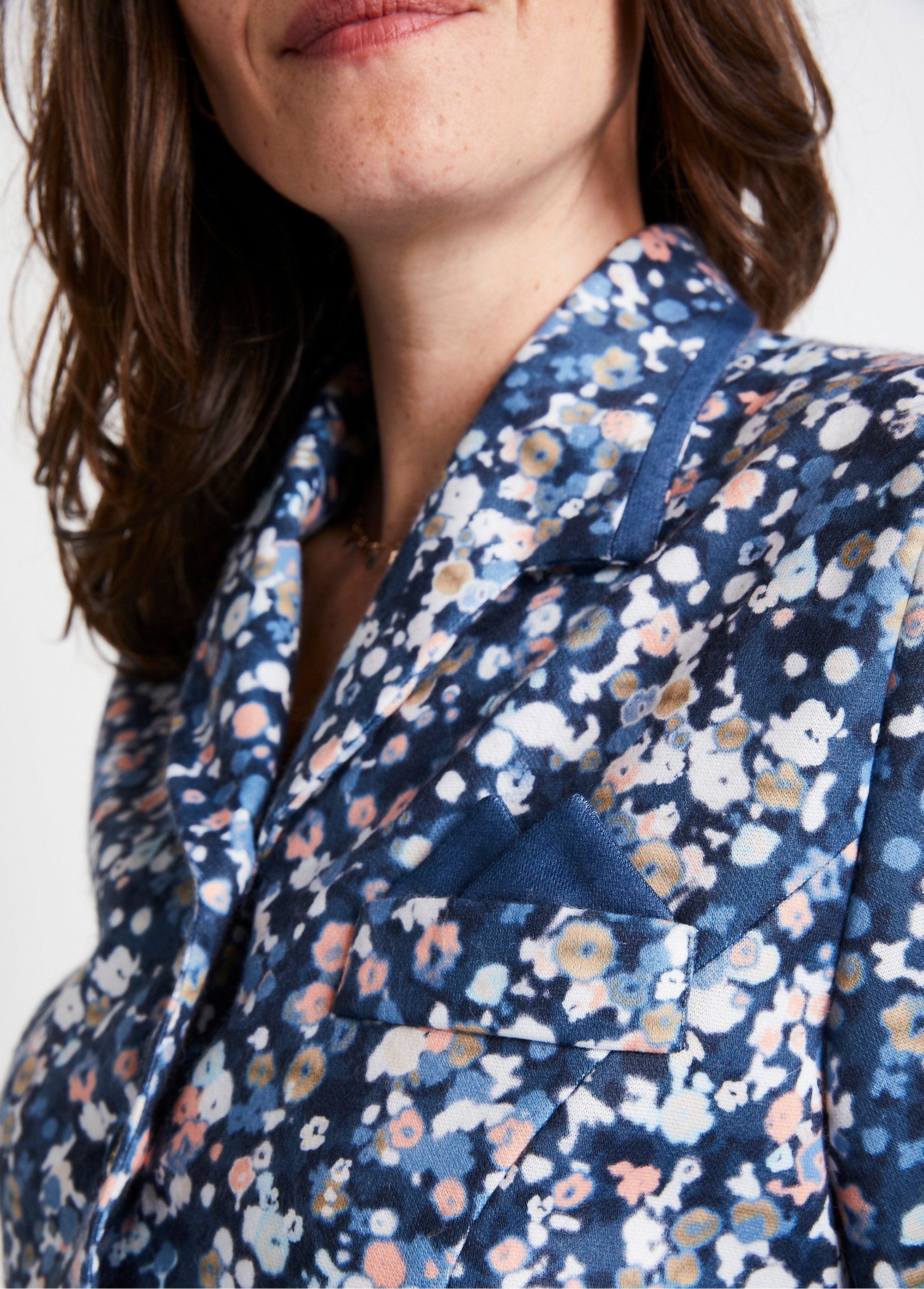 Mid-length_buttoned_dress_with_tailored_collar_Blue_print_DE2_slim