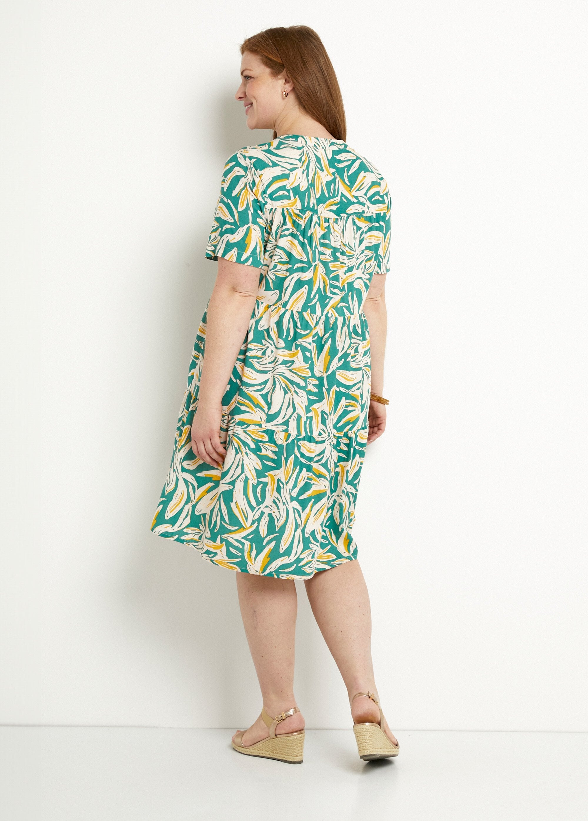 Printed_buttoned_V-neck_dress_with_short_sleeves_Green_and_white_DO1_curvy