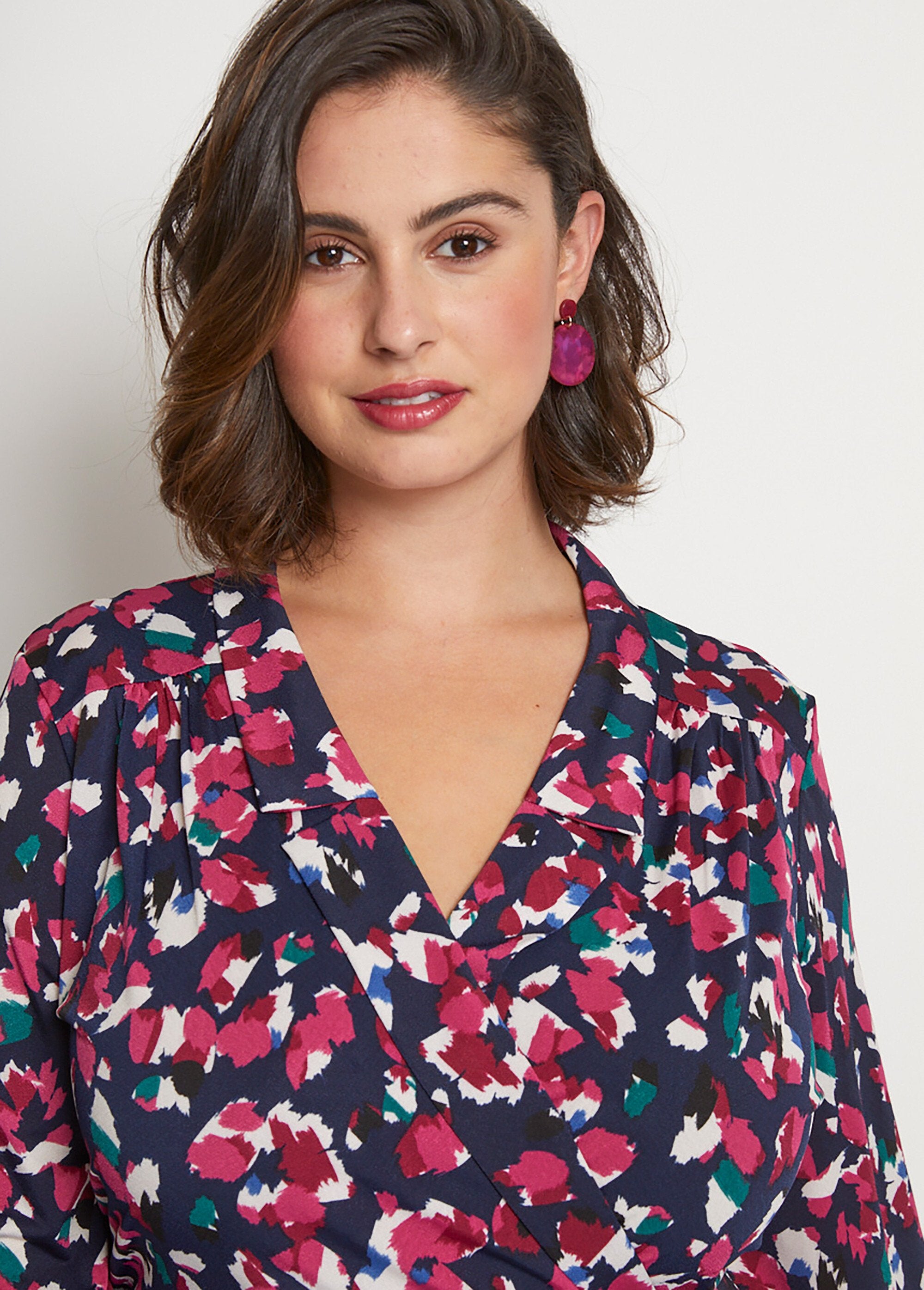 Short_flared_printed_wrap_dress_Fuchsia_print_DE1_curvy