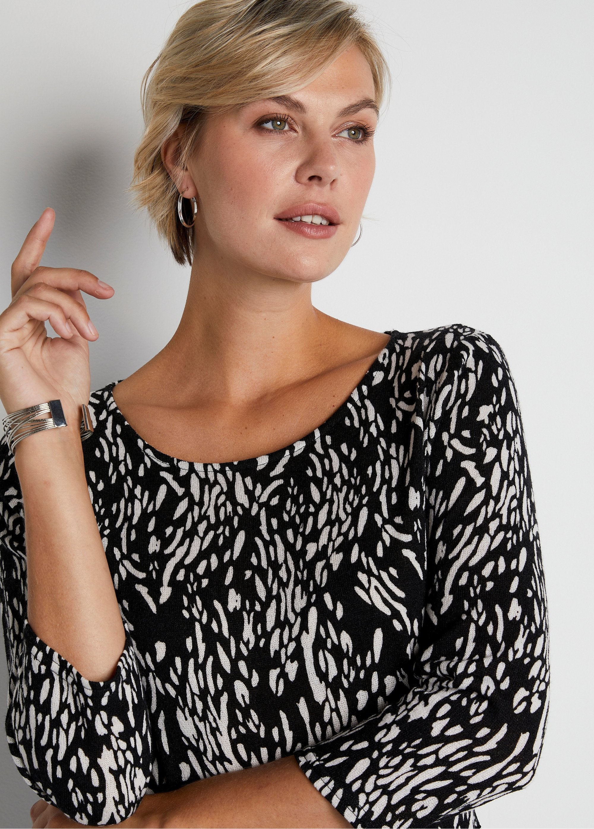 Short_printed_warm_knit_dress_Black_and_white_print_DE1_slim