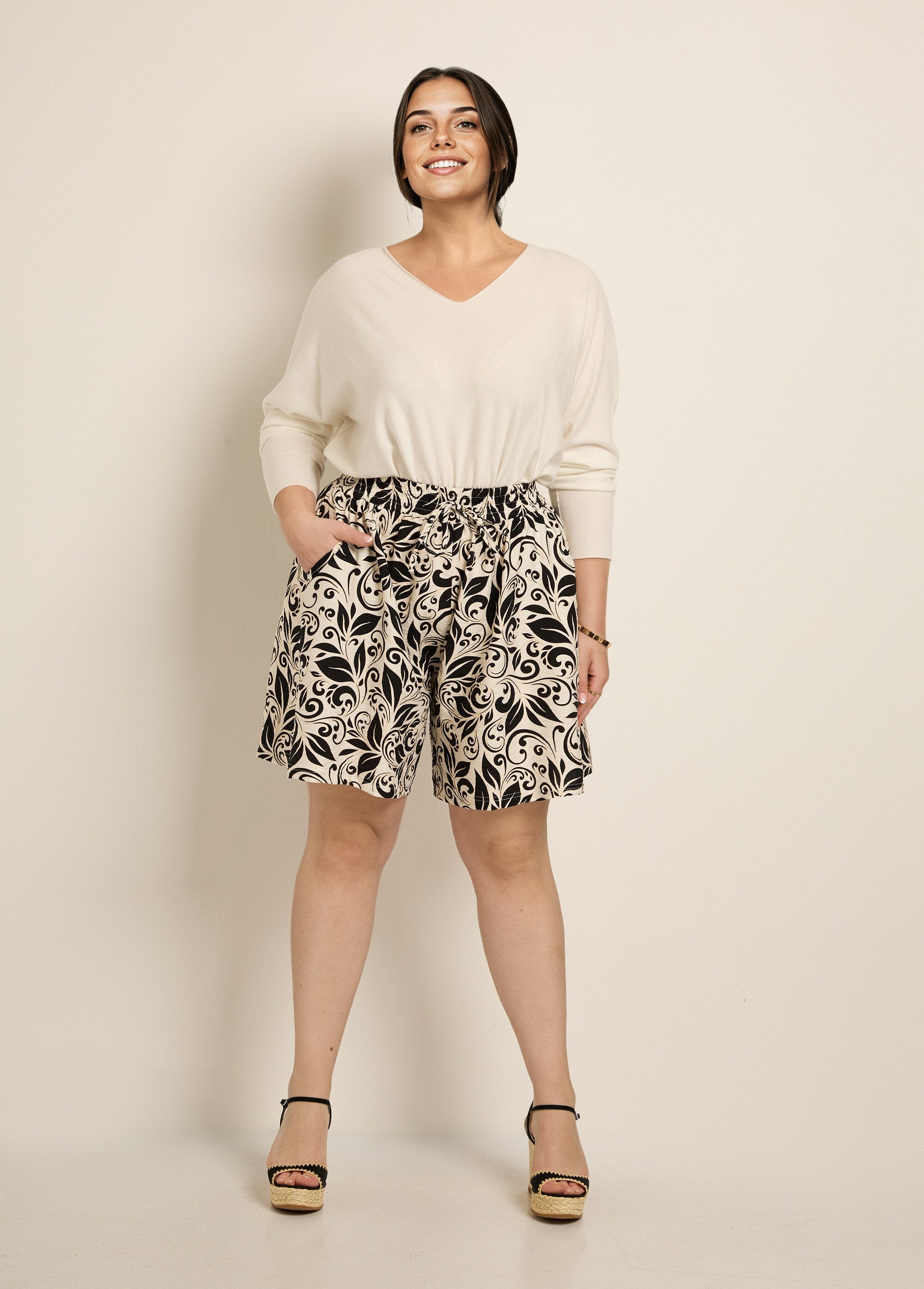 Wide_printed_shorts,_elasticated_waist_Ecru_and_black_SF1_curvy