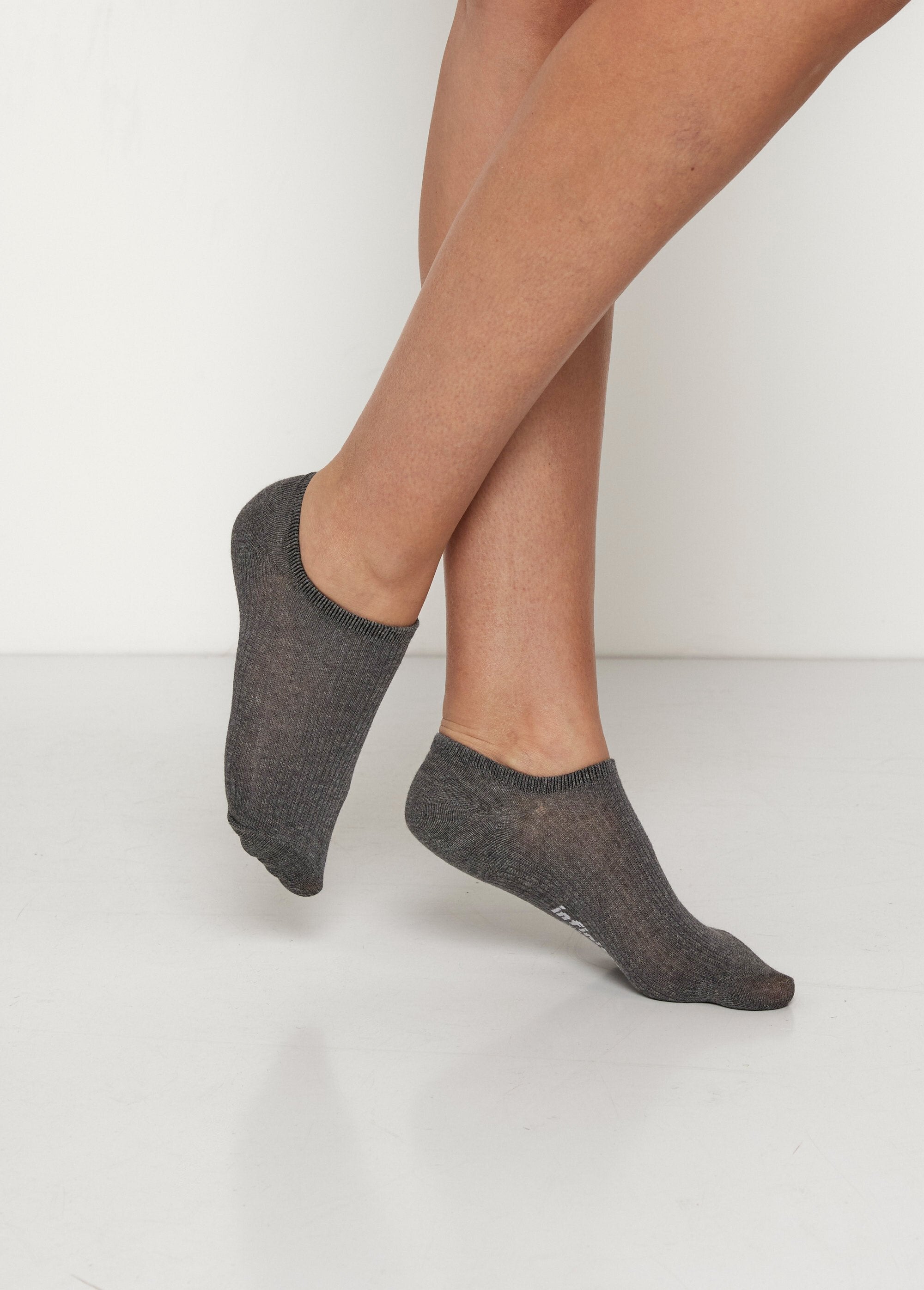 Socquettes_basses_à_côtes,_foncé_Assortis_noir_DE1_slim