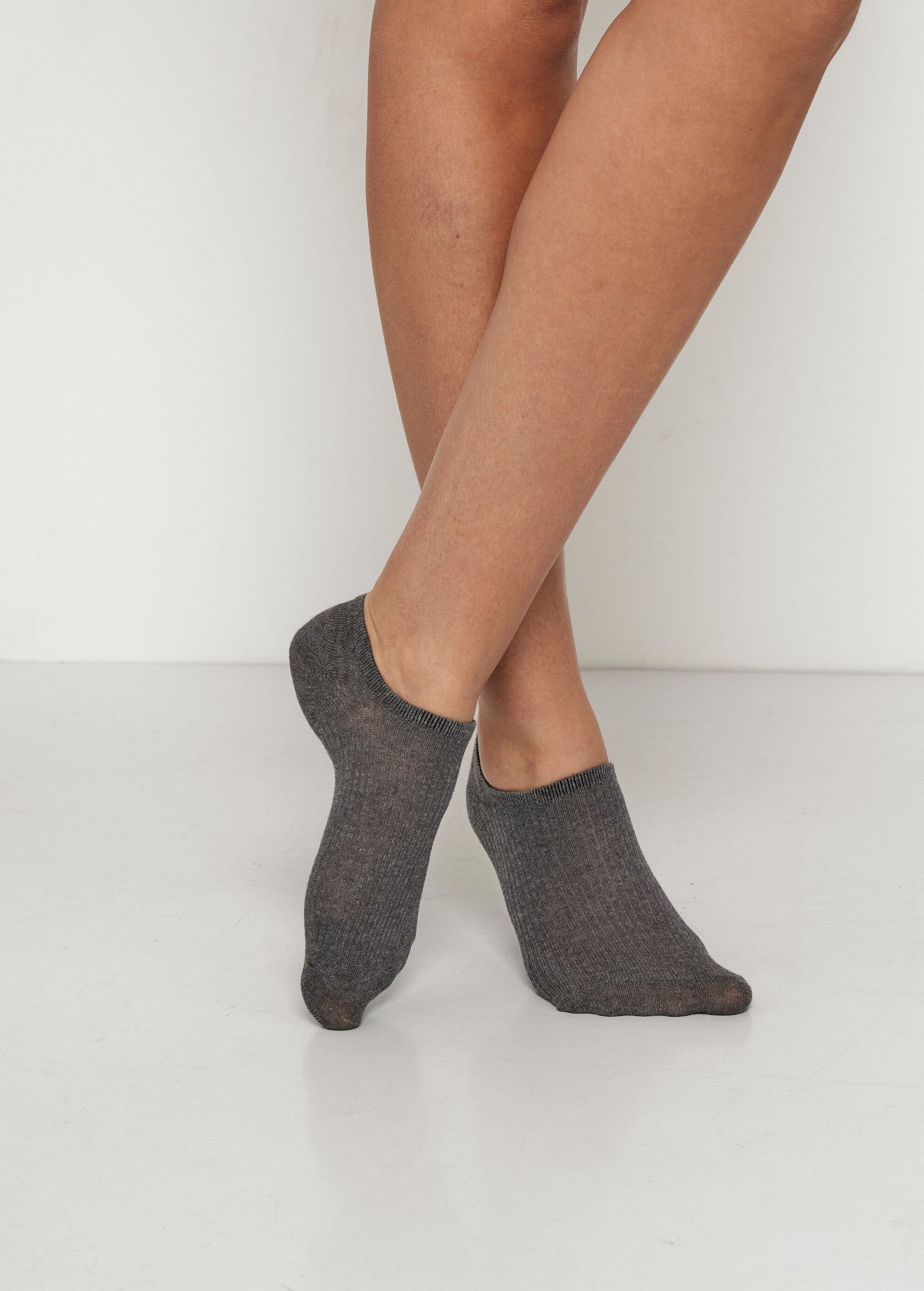Socquettes_basses_à_côtes,_foncé_Assortis_noir_FA1_slim