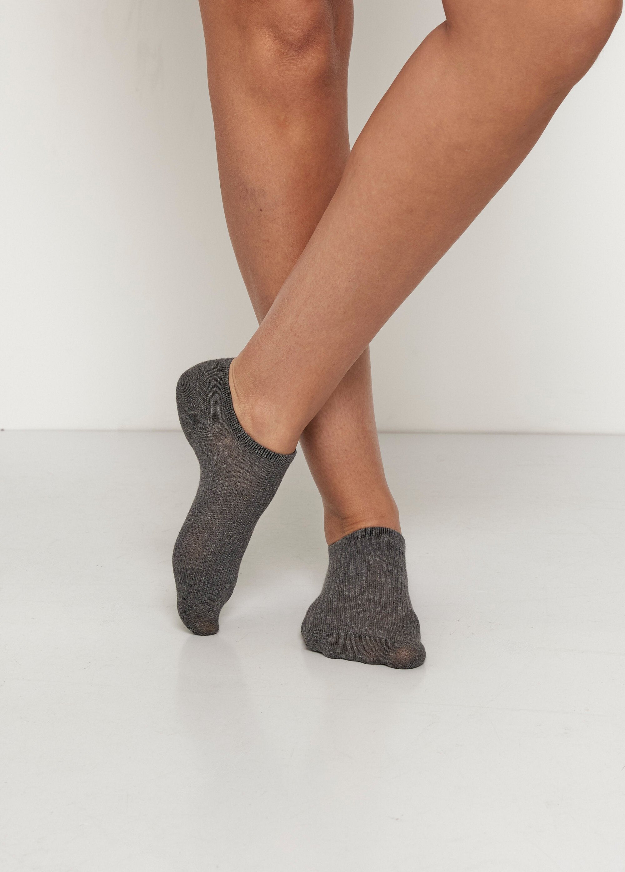 Socquettes_basses_à_côtes,_foncé_Assortis_noir_FA2_slim
