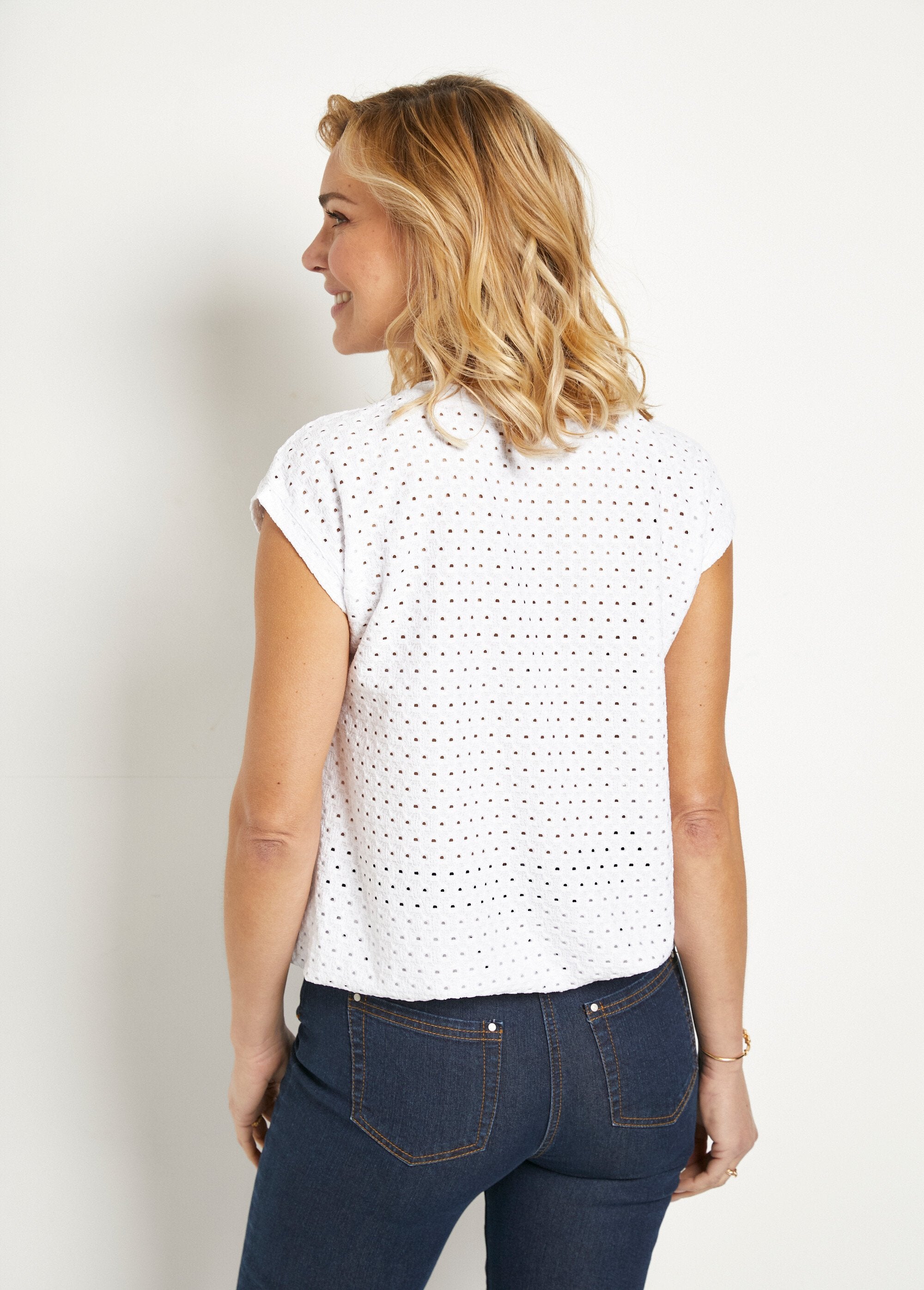 Loose_T-shirt_with_short_plain_V-neck_blouse_White_DO1_slim