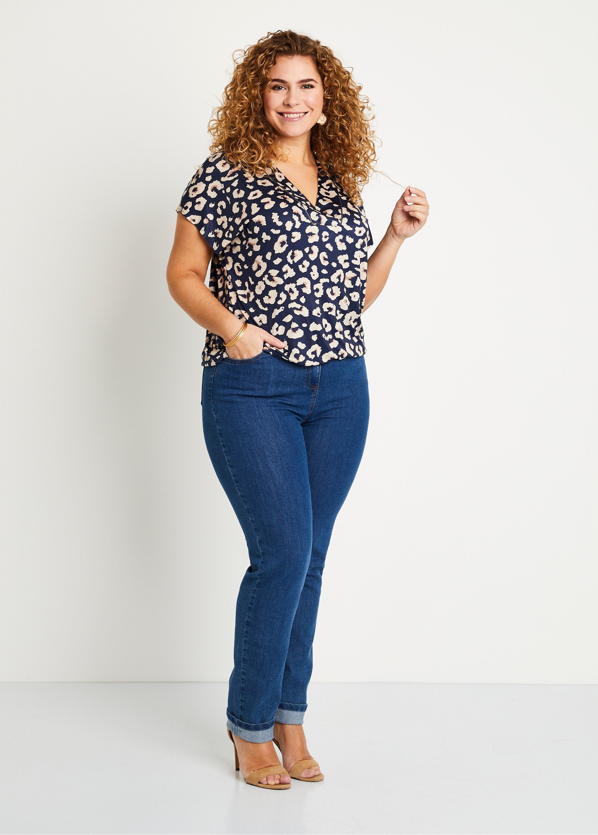 Blousant_animal_print_V-neck_T-shirt_Navy_and_beige_SF1_curvy