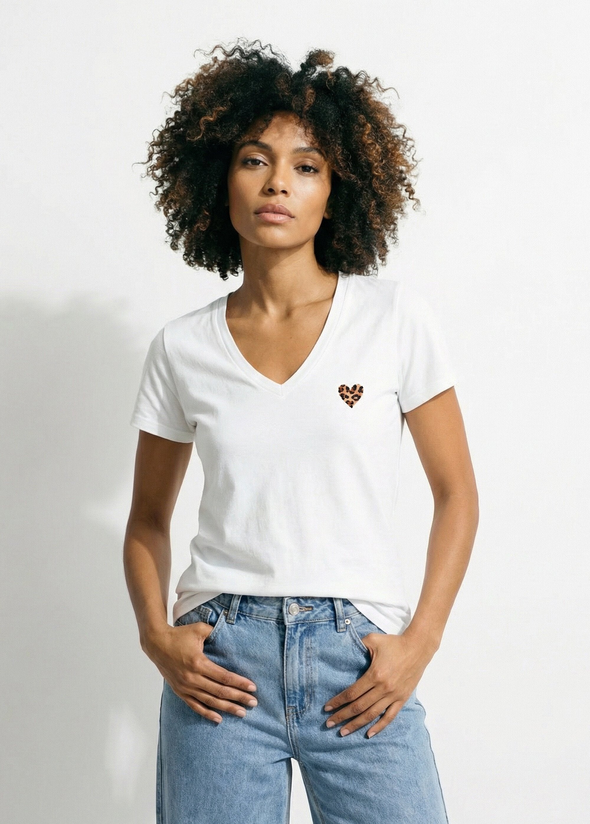 V-neck_T-shirt_with_neon_leopard_embroidery_White_FA1_slim