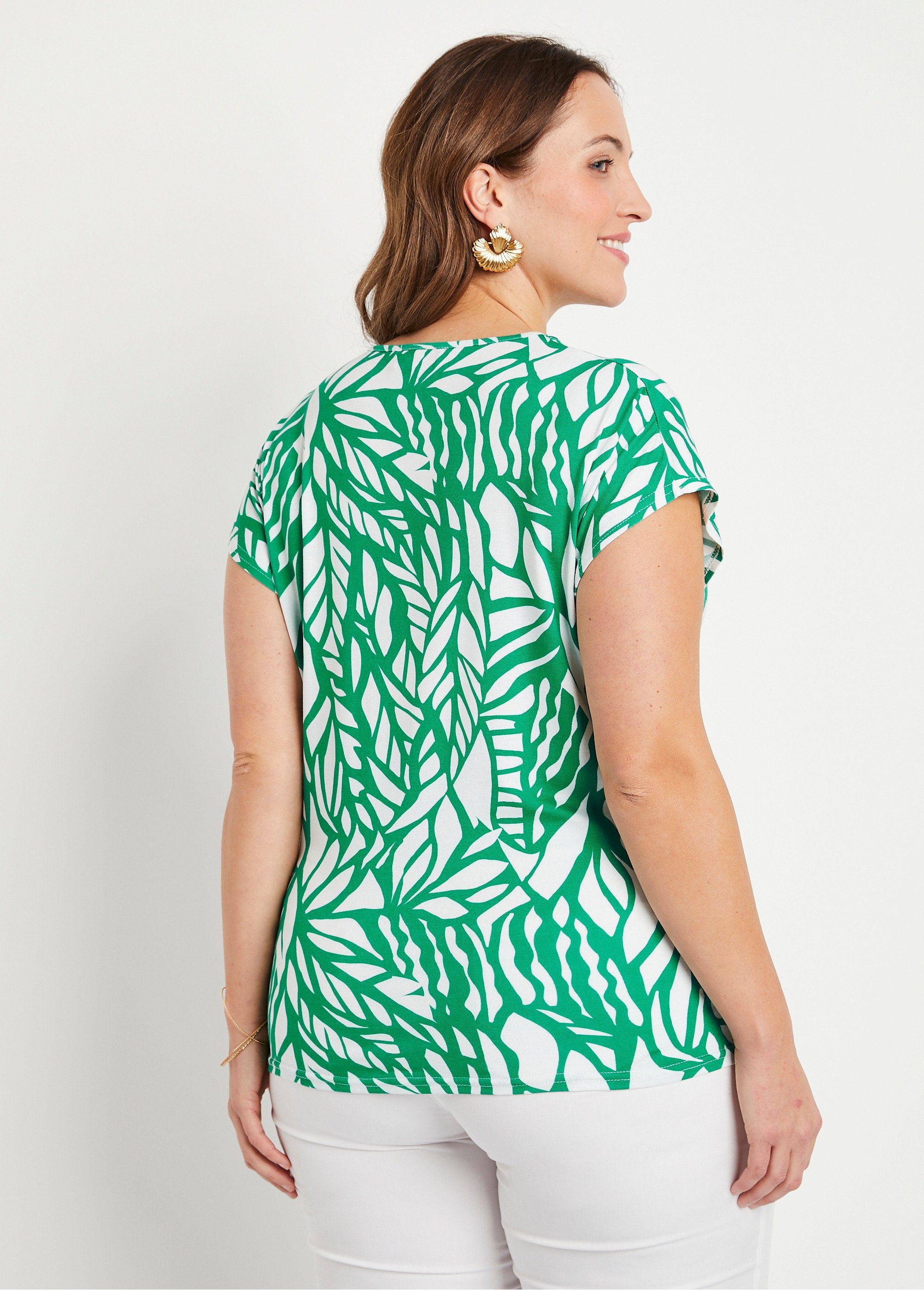 Short_graphic_t-shirt_Green_and_white_DO1_curvy