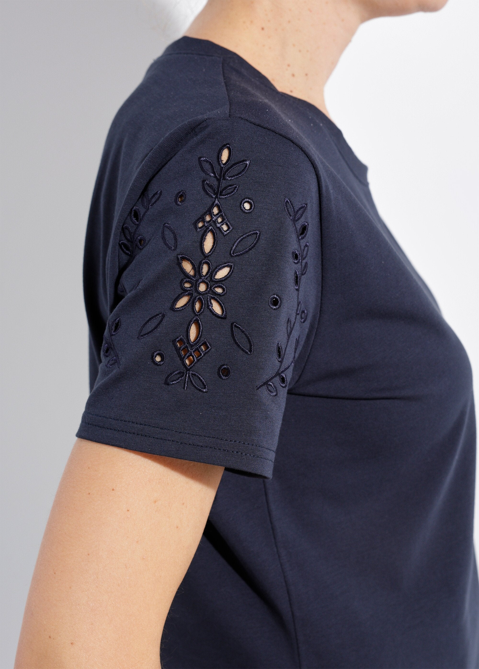 Short-sleeved_embroidered_stretch_cotton_T-shirt_Marine_DE2_slim