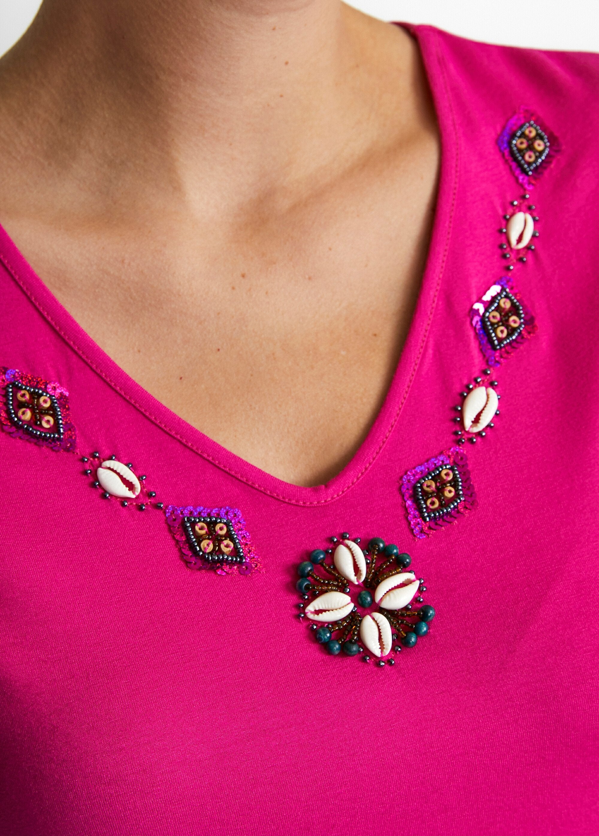 Jeweled_V-neck_long_t-shirt_Fuchsia_DE4_slim