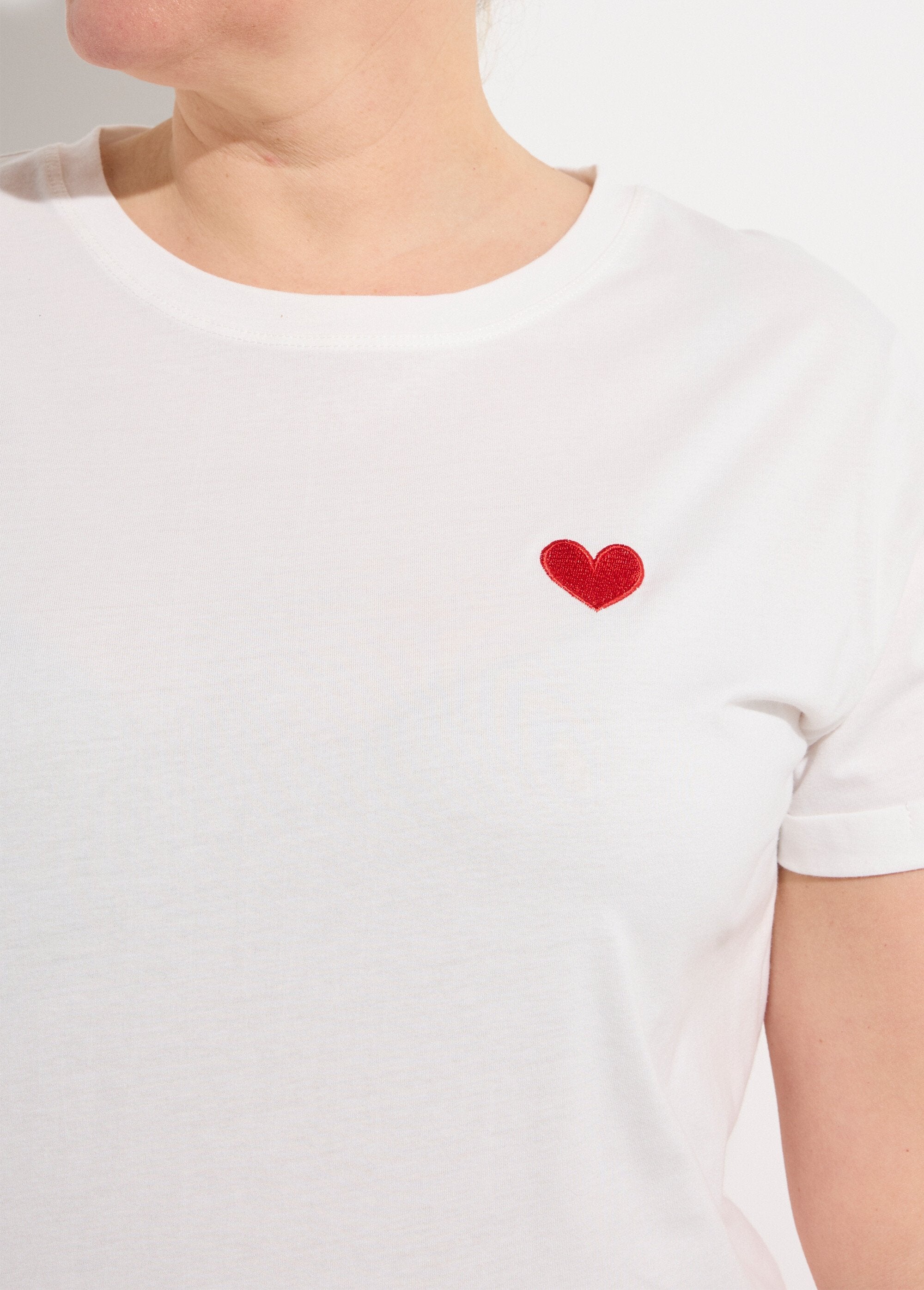 Crew_neck_T-shirt_with_heart_embroidery_White_and_red_DE1_curvy