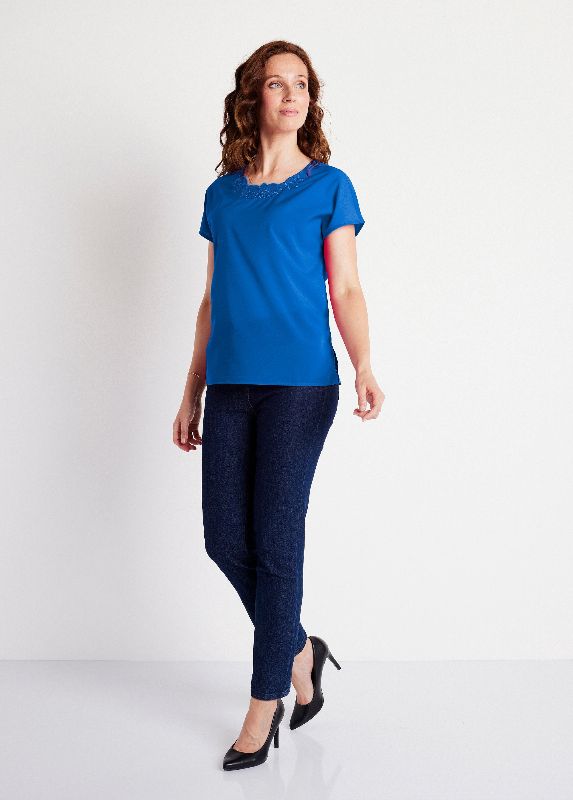 Long_short-sleeved_top_with_round_neck_embroidery_Blue_SF1_slim