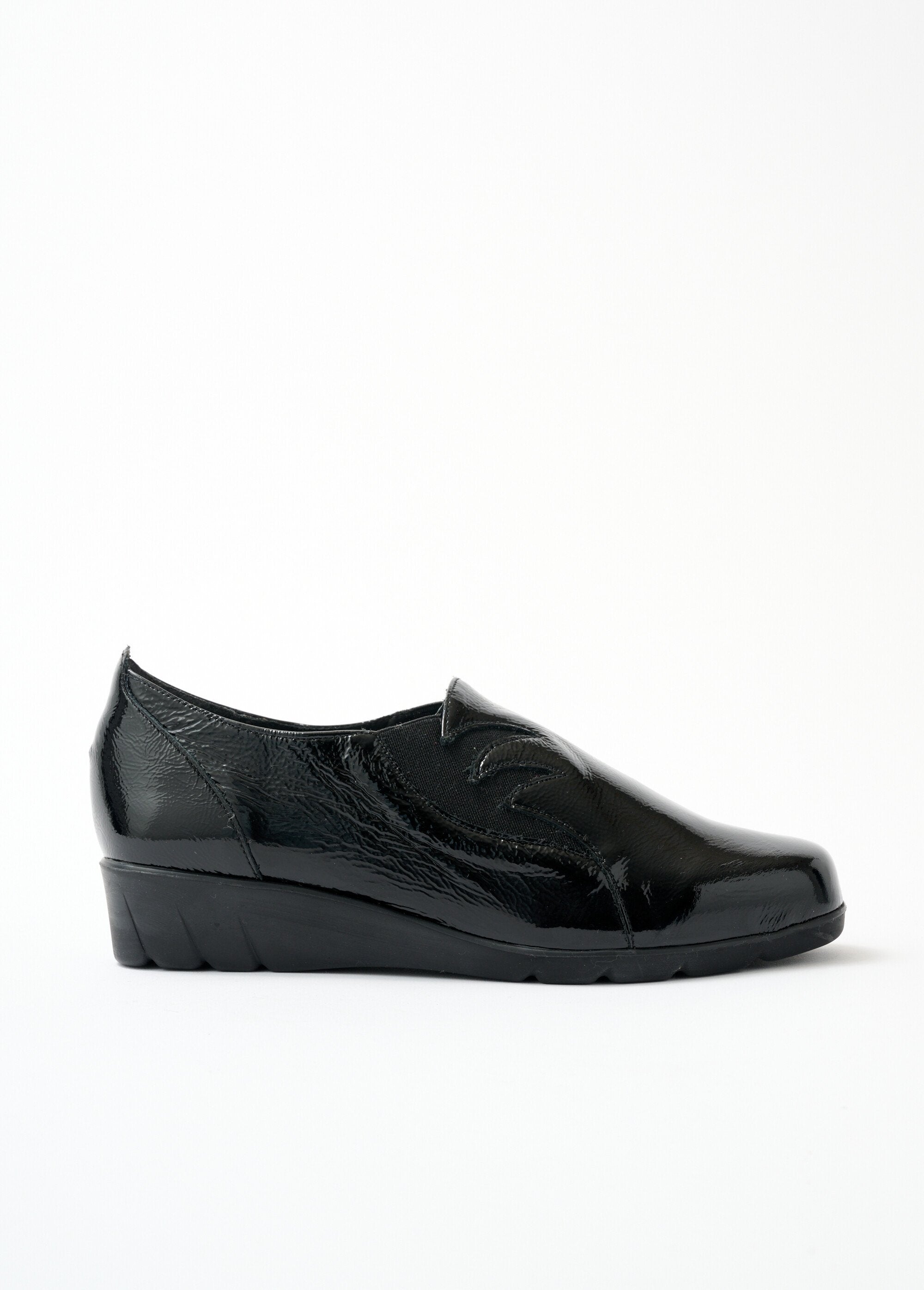 Elasticated_trotters_comfort_width_varnished_Black_DR1_slim