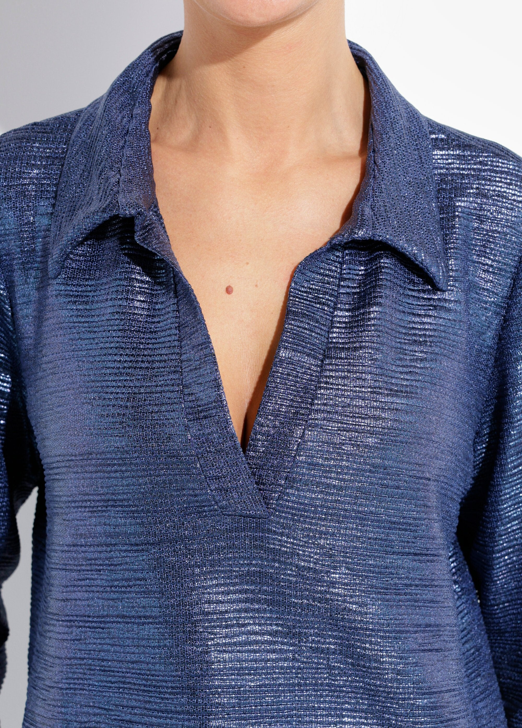 Shiny_tunic_with_a_V-neck_Midnight_blue_DE1_slim