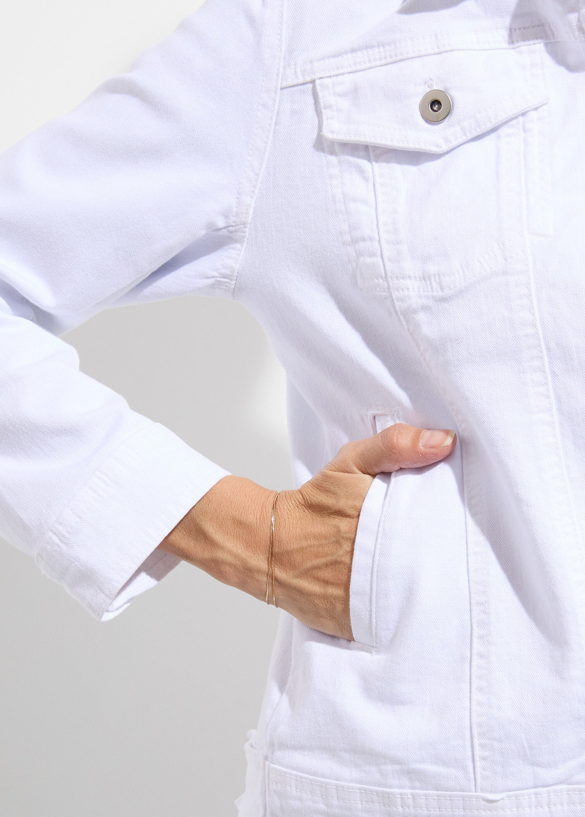 Straight_buttoned_denim_jacket_White_DE2_slim